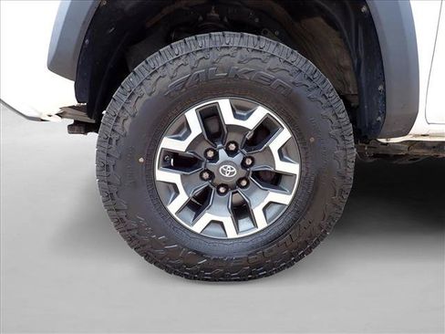 Used 2019 Toyota Tacoma TRD Off-Road AWD/4WD image 7