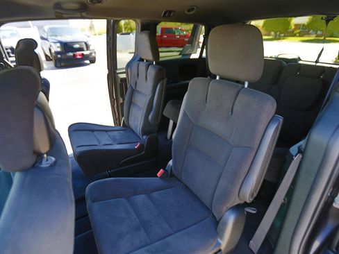 Used 2015 Dodge Grand Caravan SXT w/ Blacktop Package FWD image 9
