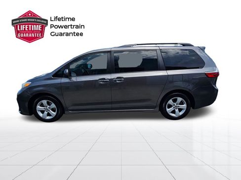 Used 2020 Toyota Sienna LE w/ LE Preferred Package FWD image 2