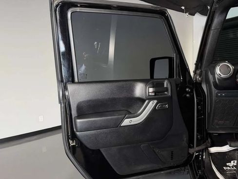 Used 2015 Jeep Wrangler Rubicon w/ Power Convenience Group AWD/4WD image 18