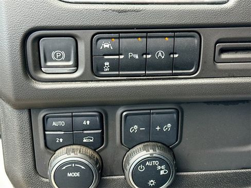 Used 2023 Chevrolet Suburban LT image 11