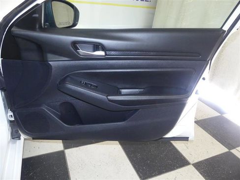 Used 2025 Nissan Altima 2.5 SV image 23