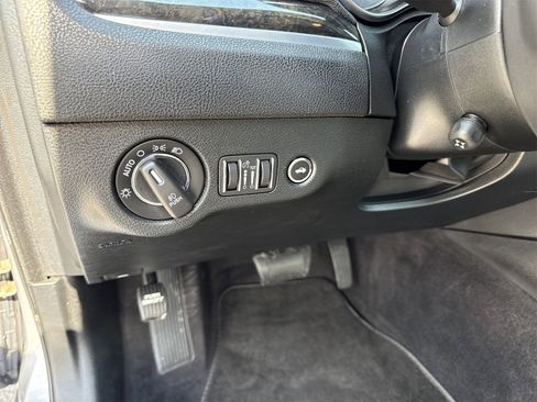 Used 2018 Chrysler 300 Limited w/ Safetytec Plus Group image 17