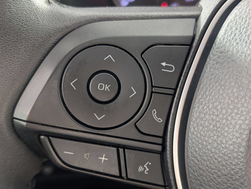 Used 2022 Toyota RAV4 XLE Premium AWD/4WD image 17