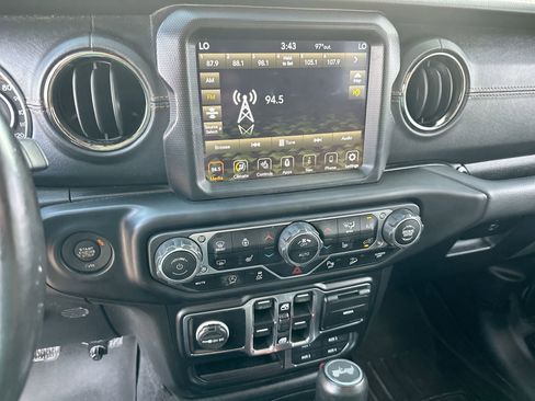 Used 2020 Jeep Wrangler Unlimited Sahara image 16