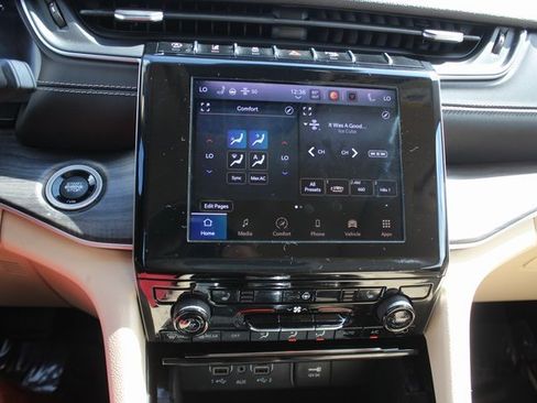 Used 2022 Jeep Grand Cherokee Limited image 3