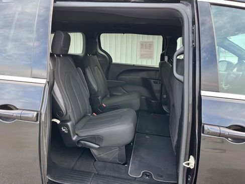 Used 2022 Chrysler Pacifica Touring FWD image 33
