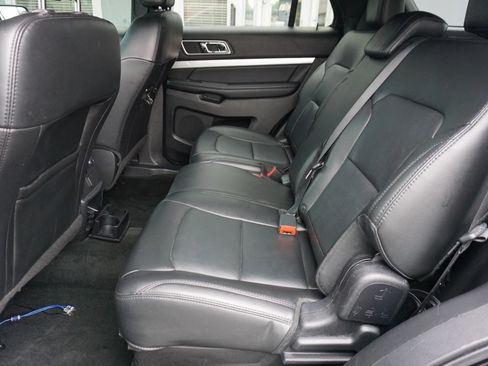 Used 2016 Ford Explorer XLT w/ Equipment Group 202A AWD/4WD image 18