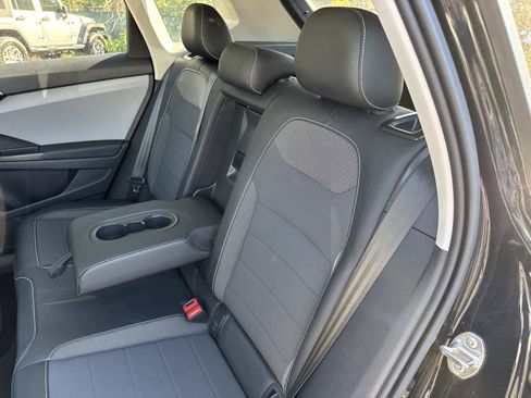 Used 2022 Volkswagen Taos SE w/ Panoramic Sunroof Package image 14