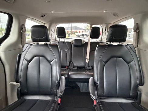 Used 2023 Chrysler Pacifica Touring-L FWD image 15