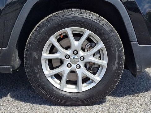 Used 2017 Jeep Cherokee Latitude AWD/4WD image 8
