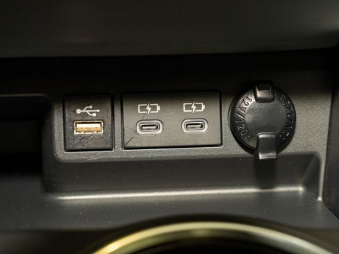 Used 2024 Toyota Highlander XLE image 18