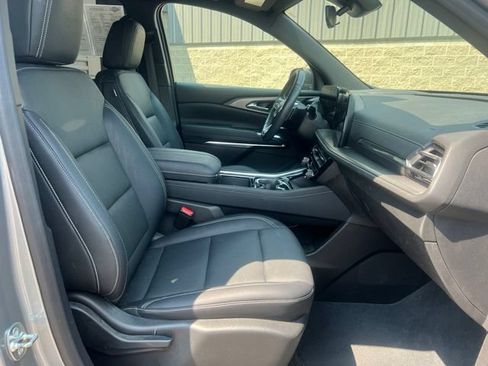 Used 2025 Chevrolet Traverse LT FWD image 11