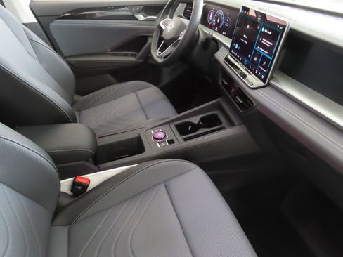 New 2026 Volkswagen Tiguan SE FWD image 24