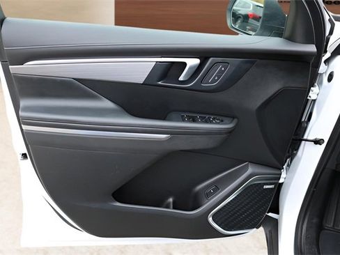 Used 2025 Buick Enclave Preferred image 11