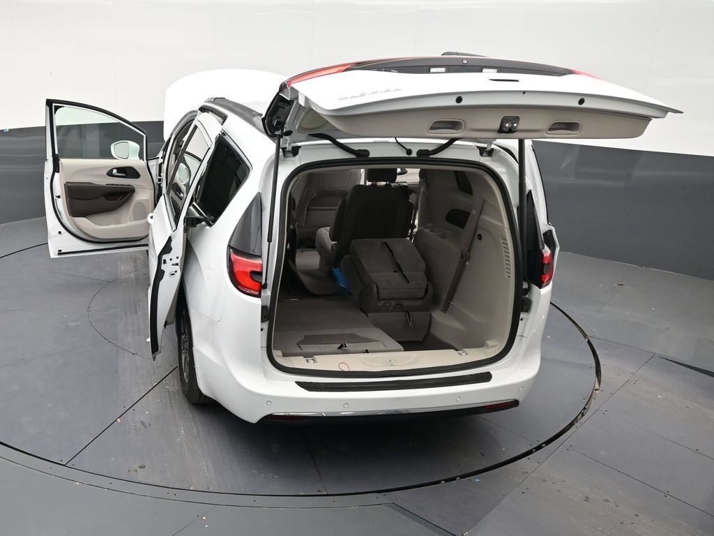 Used 2021 Chrysler Pacifica Touring FWD image 31