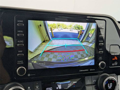 Used 2022 Toyota Highlander XLE AWD/4WD image 22