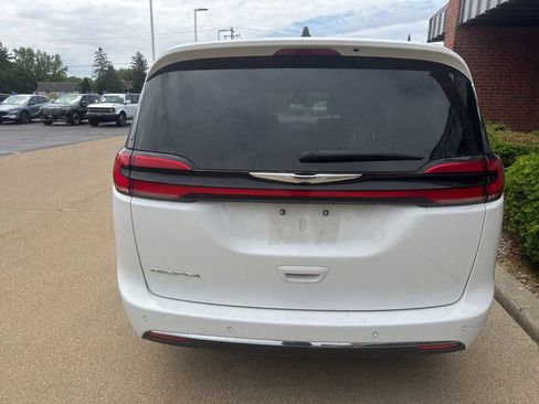 Used 2024 Chrysler Pacifica Touring-L FWD image 5