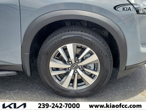 Used 2024 Nissan Pathfinder SL w/ Black Appearance Package FWD image 7