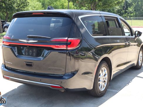Used 2023 Chrysler Pacifica Touring-L FWD image 3