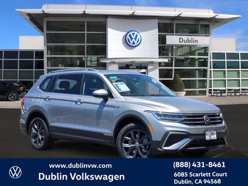 Used 2023 Volkswagen Tiguan SE w/ Panoramic Sunroof Package FWD image 1