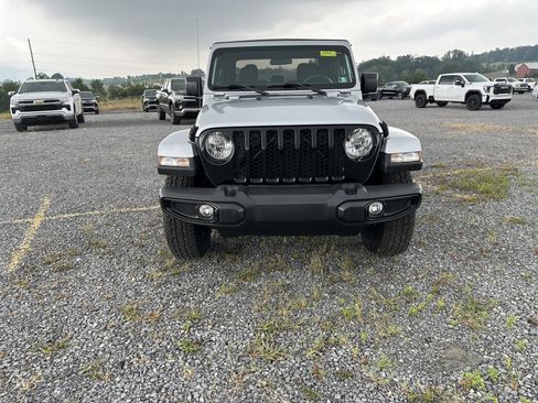 Used 2022 Jeep Gladiator Sport AWD/4WD image 14
