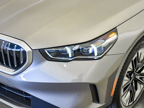 Used 2025 BMW 530i w/ Premium Package image 9
