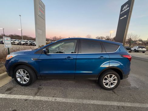 Used 2019 Ford Escape SE image 2