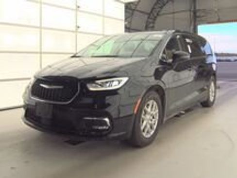 Used 2024 Chrysler Pacifica Touring-L FWD image 1