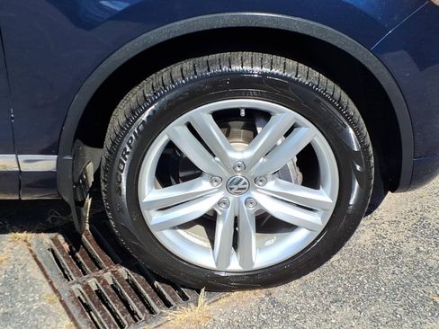 Used 2014 Volkswagen Touareg TDI AWD/4WD image 12