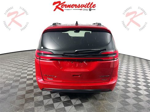 New 2026 Chrysler Pacifica Limited w/ Uconnect Theater Family Group image 6