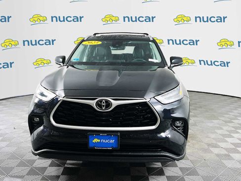 Used 2023 Toyota Highlander XLE image 2