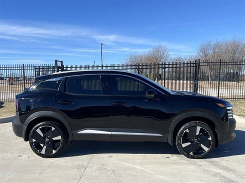 New 2026 Nissan Kicks SR image 3