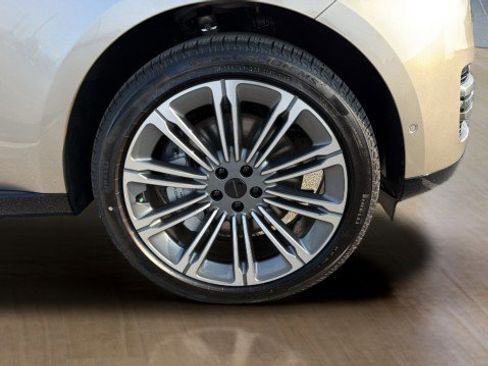 New 2026 Land Rover Range Rover Long Wheelbase SE image 18