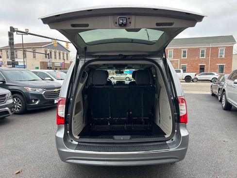 Used 2016 Chrysler Town & Country Touring-L image 12