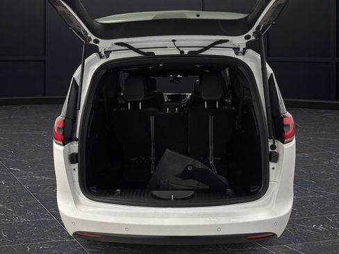 Used 2024 Chrysler Pacifica Select image 14