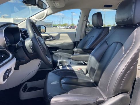 Used 2024 Chrysler Pacifica Touring-L image 9