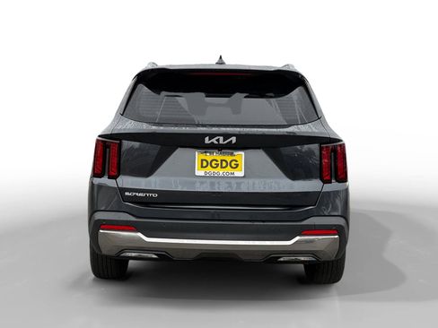 Used 2024 Kia Sorento S image 4