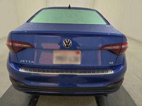 Used 2023 Volkswagen Jetta SE w/ Panoramic Sunroof Package FWD image 4
