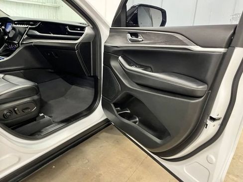 Used 2023 Jeep Grand Cherokee Limited RWD image 16