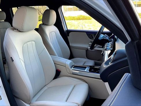 Used 2025 Mercedes-Benz GLB 250 4MATIC image 7