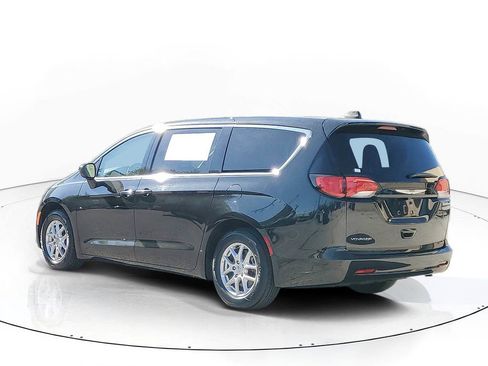 Used 2023 Chrysler Voyager LX FWD image 3