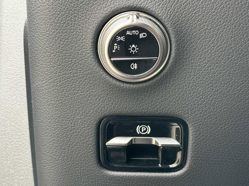 Used 2025 Mercedes-Benz GLC 300 4MATIC image 36