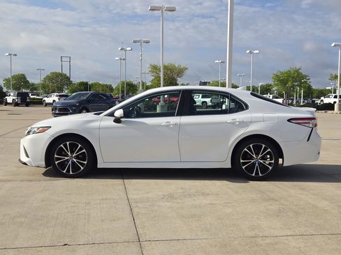 Used 2020 Toyota Camry SE image 4