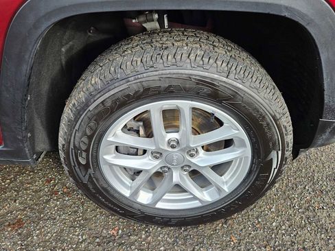 Used 2023 Jeep Grand Cherokee L Laredo image 9