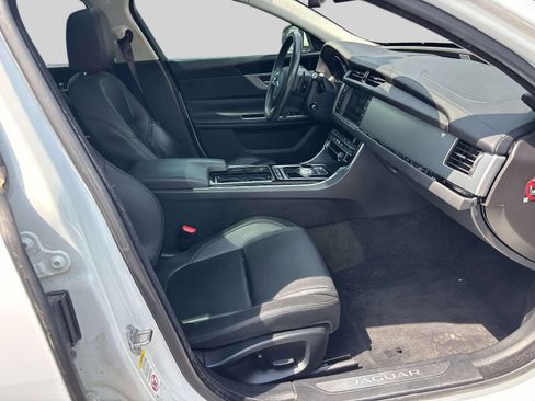 Used 2016 Jaguar XF Premium RWD image 17