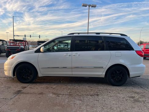 Used 2010 Toyota Sienna XLE image 5