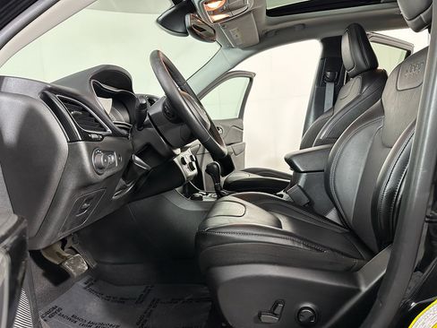 Used 2023 Jeep Cherokee Altitude Lux w/ Lux Elite Package image 9