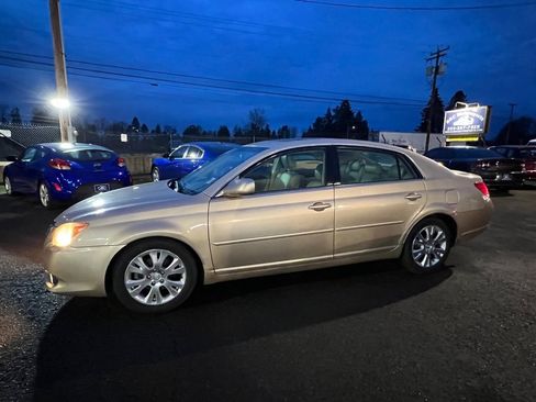 Used 2010 Toyota Avalon XLS image 2