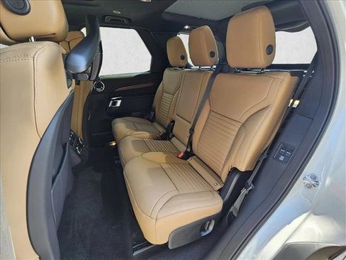 New 2025 Land Rover Discovery Dynamic SE image 17